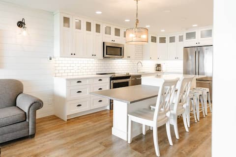 Popular Airbnb listing: Lakefront Serenity with Mountain Views - CasaLoma in West Kelowna