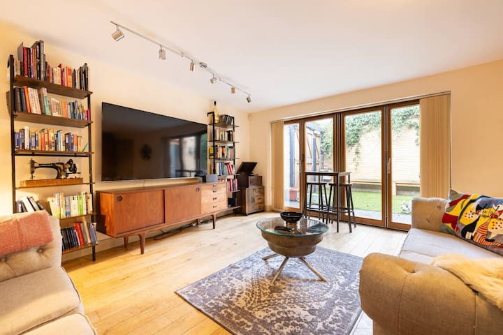 Stylish Chelsea 2BR • 2 Bath • Private Garden