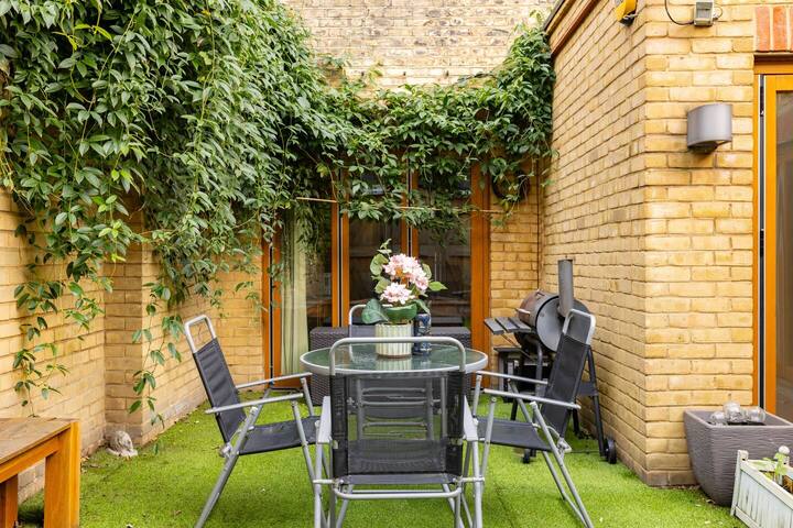 Stylish Chelsea 2BR • 2 Bath • Private Garden gallery image 3