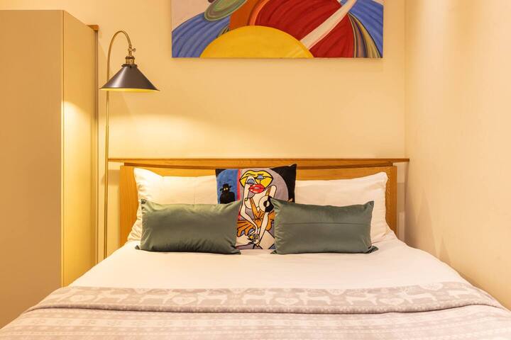 Stylish Chelsea 2BR • 2 Bath • Private Garden gallery image 4