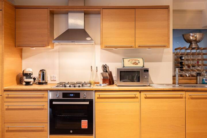 Stylish Chelsea 2BR • 2 Bath • Private Garden gallery image 5