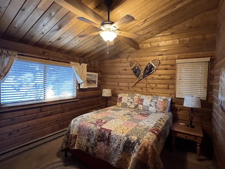 Спална соба со брачен кревет 1