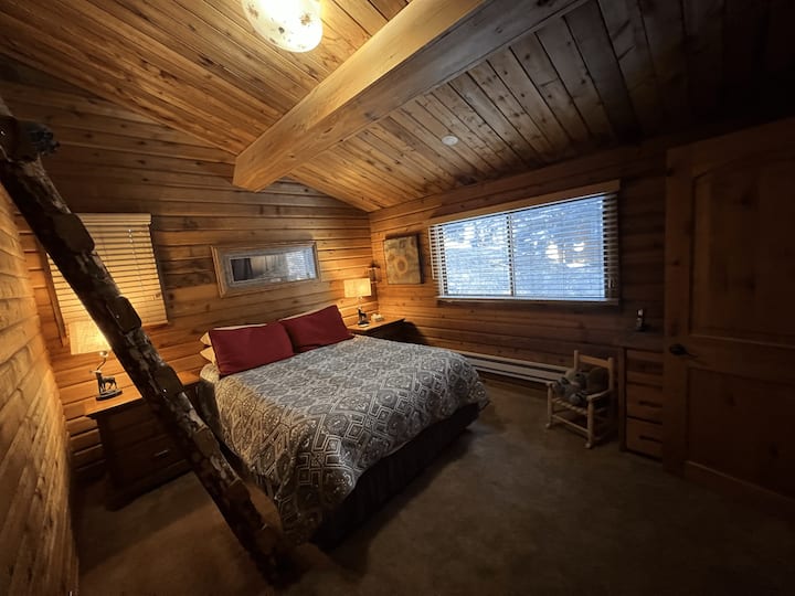 Спална соба со брачен кревет 2