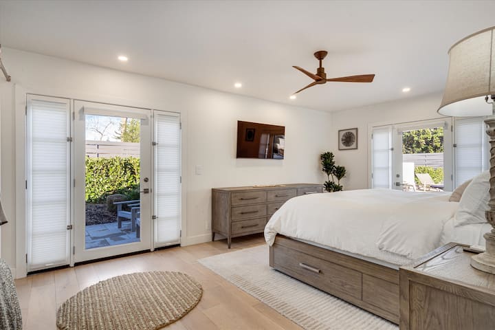 ห้องนอนหลัก (Primary Bedroom)