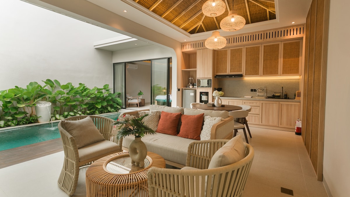 Útulná obývacia zóna s ratanovým nábytkom a prírodnými textúrami.