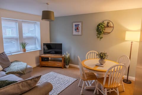Parking | Fast WiFi | 5 min Walk to Beach+Town