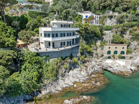 Luxury Villa overlooking the sea