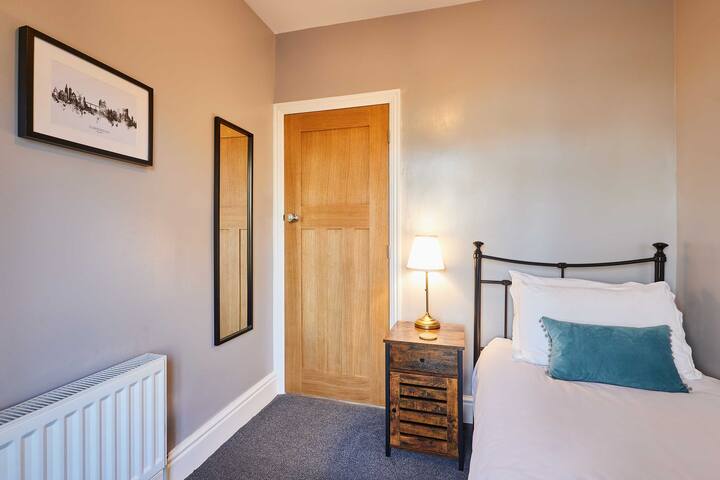 Peasholm Place, Scarborough – domaćin i gost