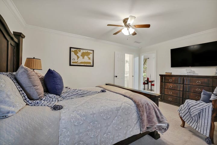 استمتع ببث برامجك المفضلة على التلفزيون الذكي الكبير في غرفة نومنا!