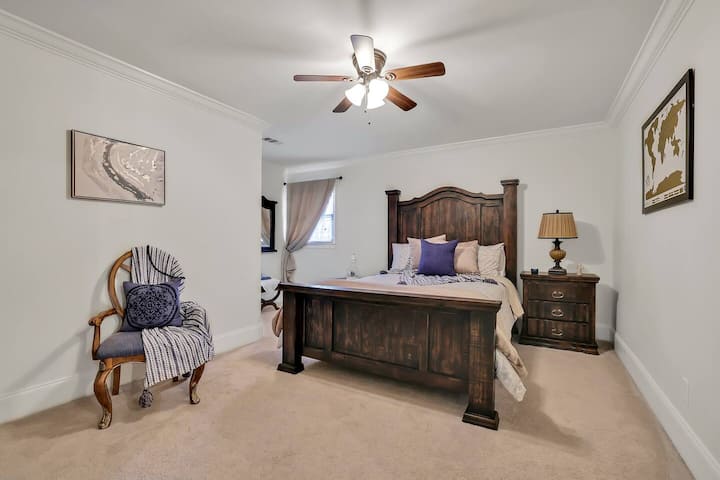 غرفة نوم مناسبة للعائلة مع أسرّة مريحة لقضاء ليلة نوم مريحة.