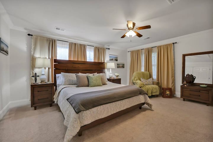 مثالية لقضاء عطلة رومانسية! تمهد غرفة نومنا الكبيرة والأنيقة الطريق للحظات التي لا تنسى.