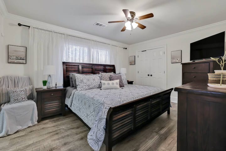 مثالية للعائلات! توفر غرفة نومنا الكبيرة ترتيبات نوم مريحة للجميع.