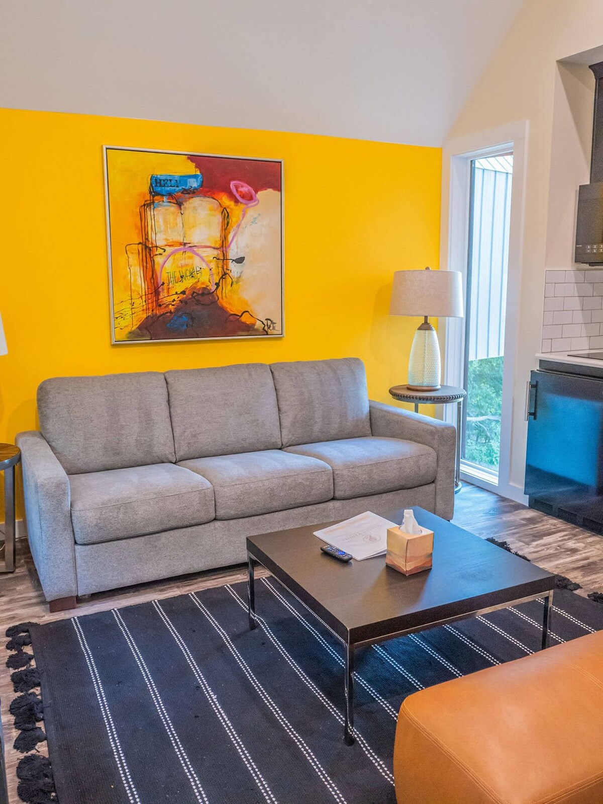 Всекидневна със златна птица