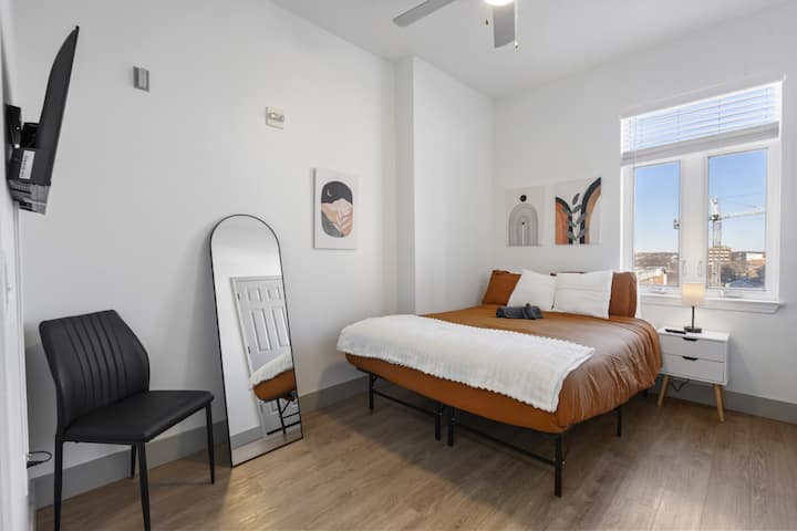 ¡Dormitorio #3 con una cama Queen y TV!