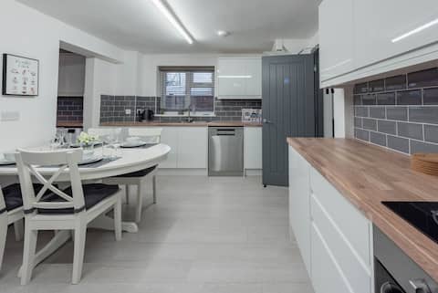 Modern House Perfect For Contractors 5 x Bedrooms