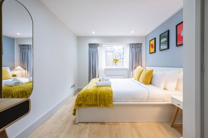 3-Bedroom Apartment in London’s Vibrant West End! gallery image 4
