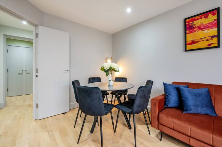 3-Bedroom Apartment in London’s Vibrant West End! gallery image 2