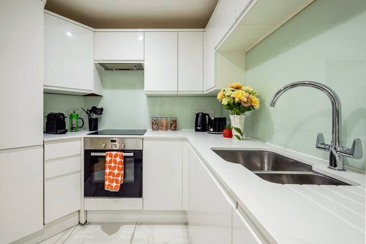3-Bedroom Apartment in London’s Vibrant West End! gallery image 5