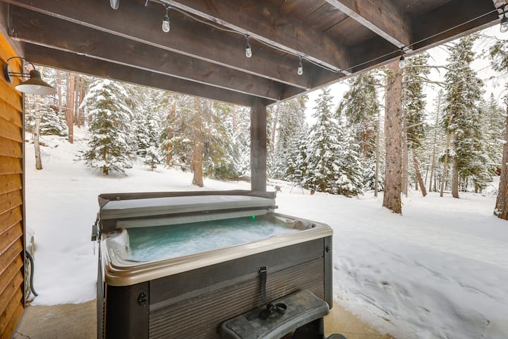 Hot Tub + Deck Secluded Black Hills Retreat