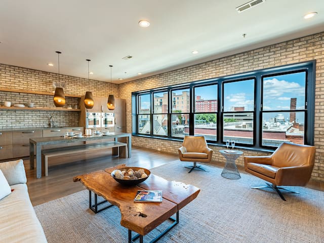 Downtown Penthouse +Biltmore Pass, Pet-Friendly