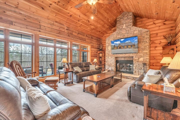 Liberty Pines - Lakefront Log Home