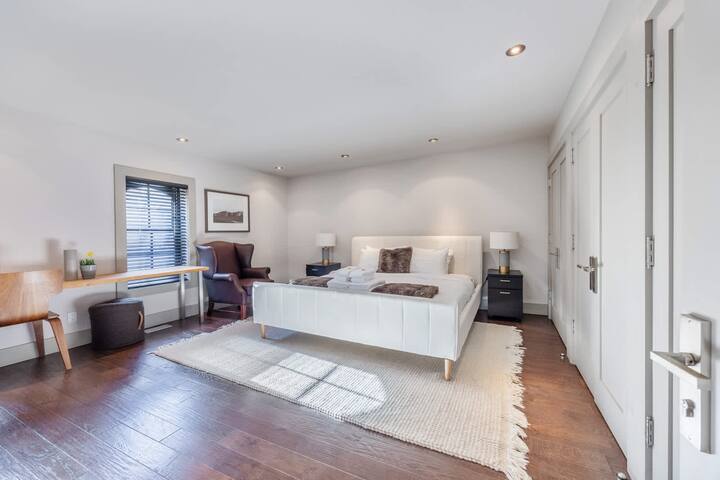 Luxurious 3BR home in Queen West gallery image 4