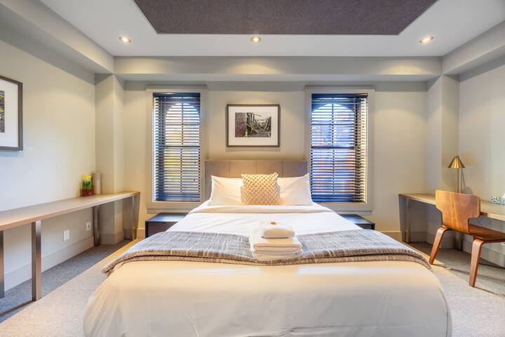 Luxurious 3BR home in Queen West gallery image 2