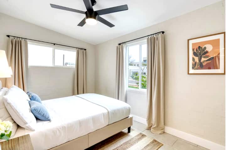 Tercer dormitorio con cama queen y armario.