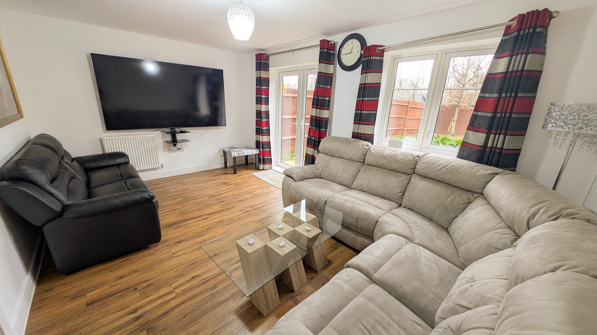 Top performing Airbnb: Spacious two bedroom house in Slough, near airport in Slough