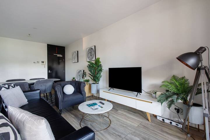 Swanston’s Urban Duo—Great for Groups with Pool gallery image 4