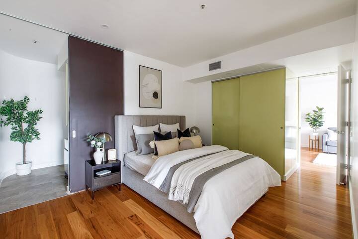 Swanston’s Urban Duo—Great for Groups with Pool gallery image 3