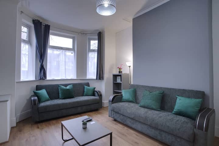 6 Bed Manchester Home | Sleeps 18 | Free Parking - Manchester
