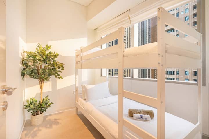 舒适的双层床卧室非常适合家庭入住，自然光线明亮，设计巧妙，节省空间。