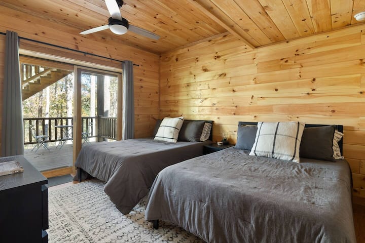 חדר שינה בקומה התחתונה – שתי מיטות זוגיות