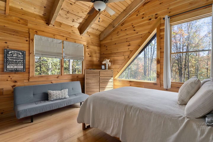 חדר שינה בקומה העליונה – מיטת קווין סייז