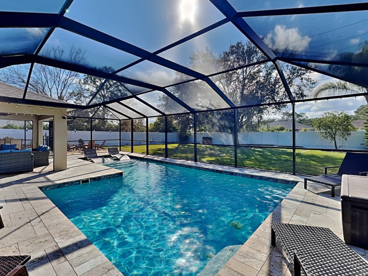 3BD/2BA Home w. Pool, Fire Pit + Outdoor Lounge