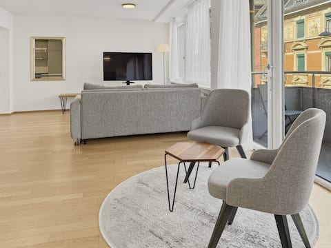 Top performing Airbnb: 2BR flat in the city center (West 12) in Sihlfeld