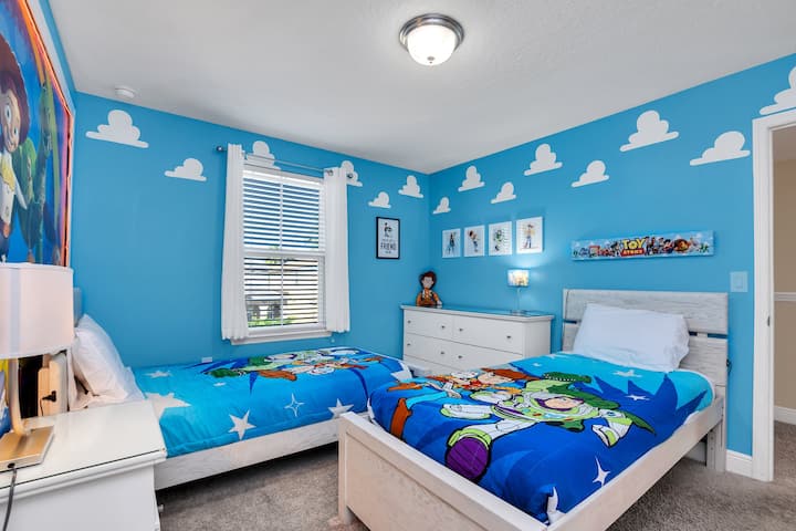 ลูกน้อยของคุณจะชอบห้องนอนเตียงแฝดธีมทอยสตอรี่แสนสนุกพร้อมเตียงแฝดแสนสบาย 2 เตียง! ห้องนี้เป็นสถานที่พักผ่อนที่สมบูรณ์แบบหลังจากใช้เวลาทั้งวันที่ดิสนีย์หรือสำรวจสถานที่ท่องเที่ยวยอดนิยมของฟลอริดาทำให้ตัวละครที่พวกเขาชื่นชอบมีชีวิตชีวาขึ้นมา