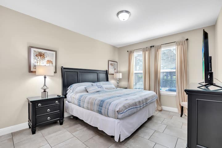 ผ่อนคลายอย่างมีสไตล์ในห้องนอนคิงมาสเตอร์ที่กว้างขวางพร้อมห้องน้ำในตัวส่วนตัวเพื่อความสะดวกสบายสูงสุด เหมาะสำหรับการผ่อนคลายหลังจากวันที่ดิสนีย์หรือสำรวจสิ่งที่ดีที่สุดของฟลอริดา!