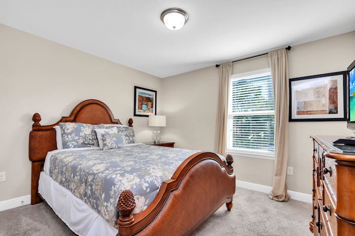 เตียงที่น่าอยู่นี้เป็นสถานที่พักผ่อนส่วนตัวของคุณสำหรับการนอนหลับพักผ่อนหรือการงีบหลับยามบ่ายที่ผ่อนคลาย