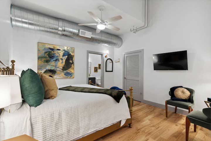 主楼层卧室# 2 ：加大双人床、电视和套房。