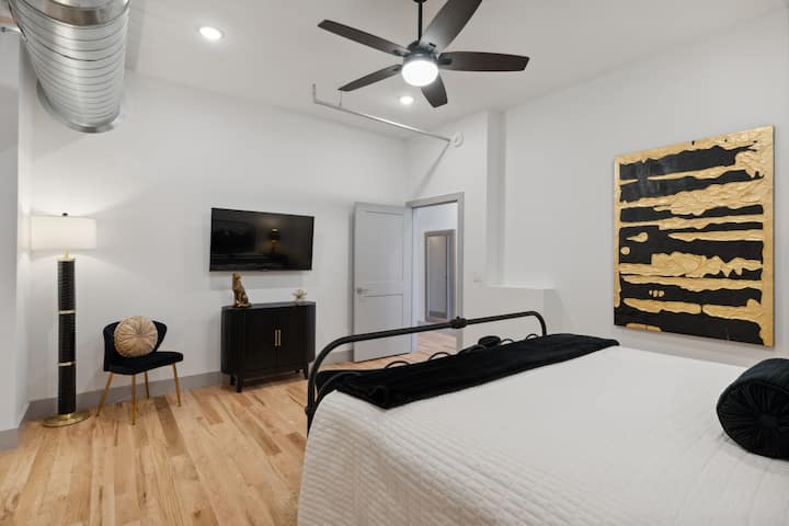 主楼层1号卧室：加大双人床和电视。