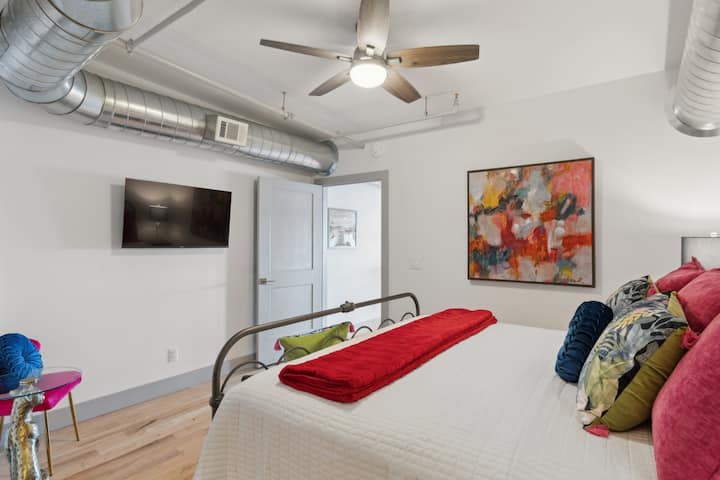 夹层卧室# 2 ：加大双人床和电视。 