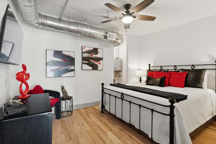 夹层卧室# 1 ：黑色、红色和白色