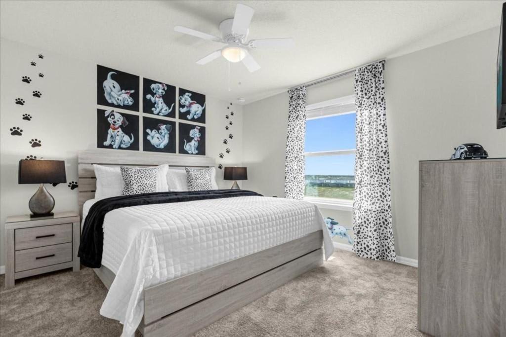 غرفة نوم ساحرة تحت عنوان 101 دالماسيان مع سرير كينج وديكور باللونين الأسود والأبيض.