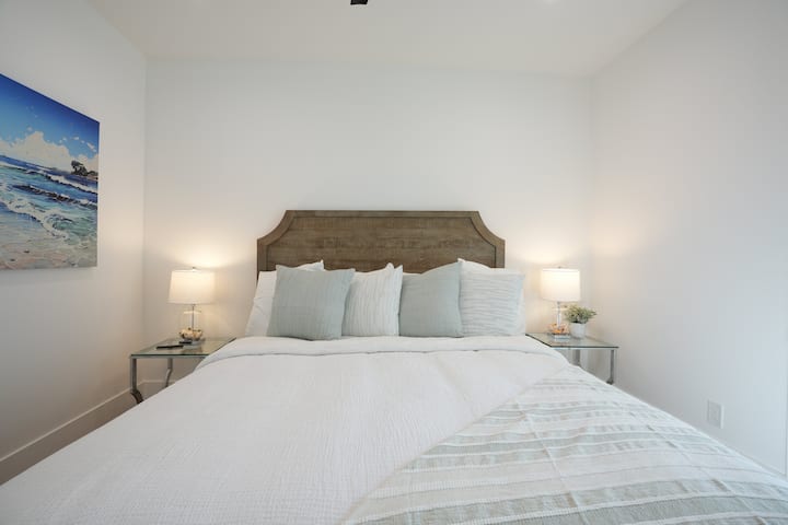 Chumba cha 2 cha kulala cha Cal-King Master na Ensuite