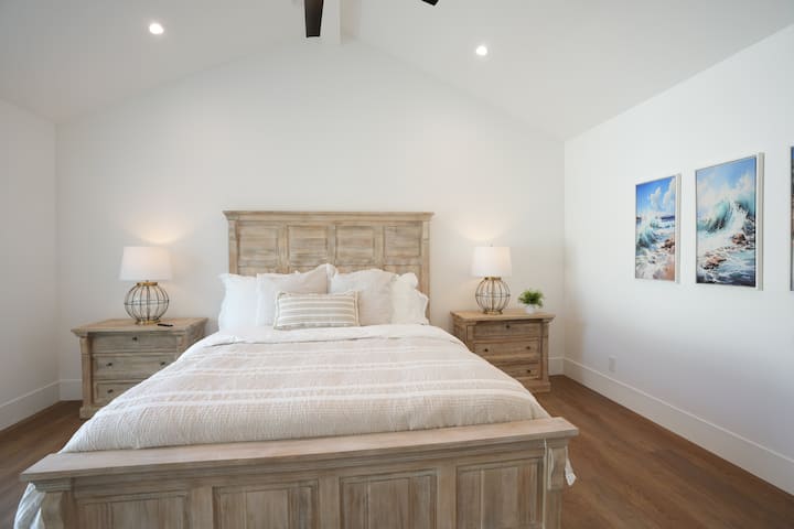 Chumba cha 1 cha kulala cha Cal-King Master na Ensuite