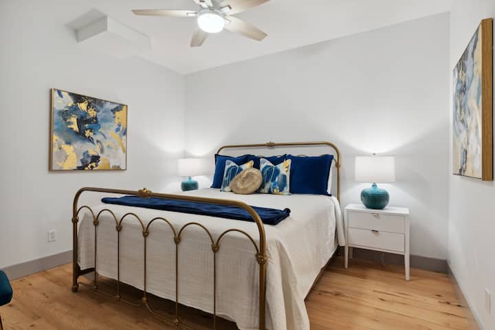 ¡Dormitorio en el piso principal con cama king!