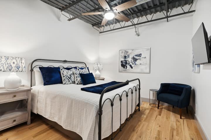 Dormitorio en la planta superior con cama tamaño king