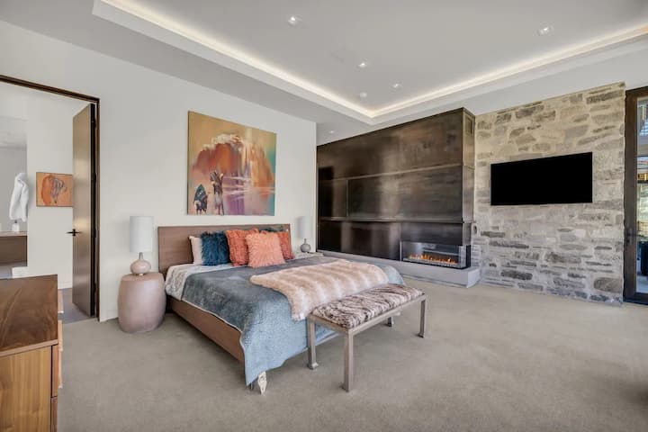 44 - əsas mərtəbə ilk yataq otağı